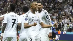 Real Madrid yang berstatus jawara Liga Champions 2023/2024 berhasil menjuarai Piala Super Eropa 2024 setelah mengalahkan klub juara Liga Europa 2023/2024, Atalanta, dengan skor 2-0 pada laga ynag dihelat di Narodowy Stadium, Warsawa, Polandia, Kamis (15/8/2024) dini hari WIB. Striker anyar Los Blancos, Kylian Mbappe sukses mencetak gol debutnya yang memantapkan keunggulan timnya 2-0 pada menit ke-68 setelah Federico Valverde membuka keunggulan pada menit ke-59. (AP Photo/Czarek Sokolowski)