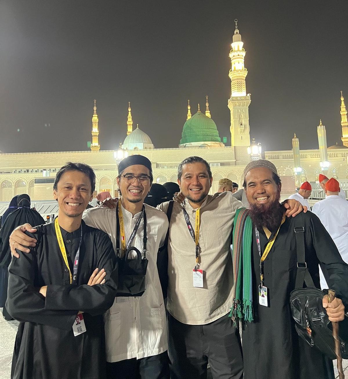Pakai Baju Ihram, Potret Personel Sheila On 7 Umrah Bareng Sakti - Banjir Pujian Netizen