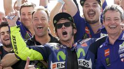 Setelah berjuang keras termasuk menyalip Marc Marquez, The Doctor akhirnya sukses mengamankan posisi terdepan saat balapan menyisakan dua lap lagi. (AP Photo/Natacha Pisarenko)