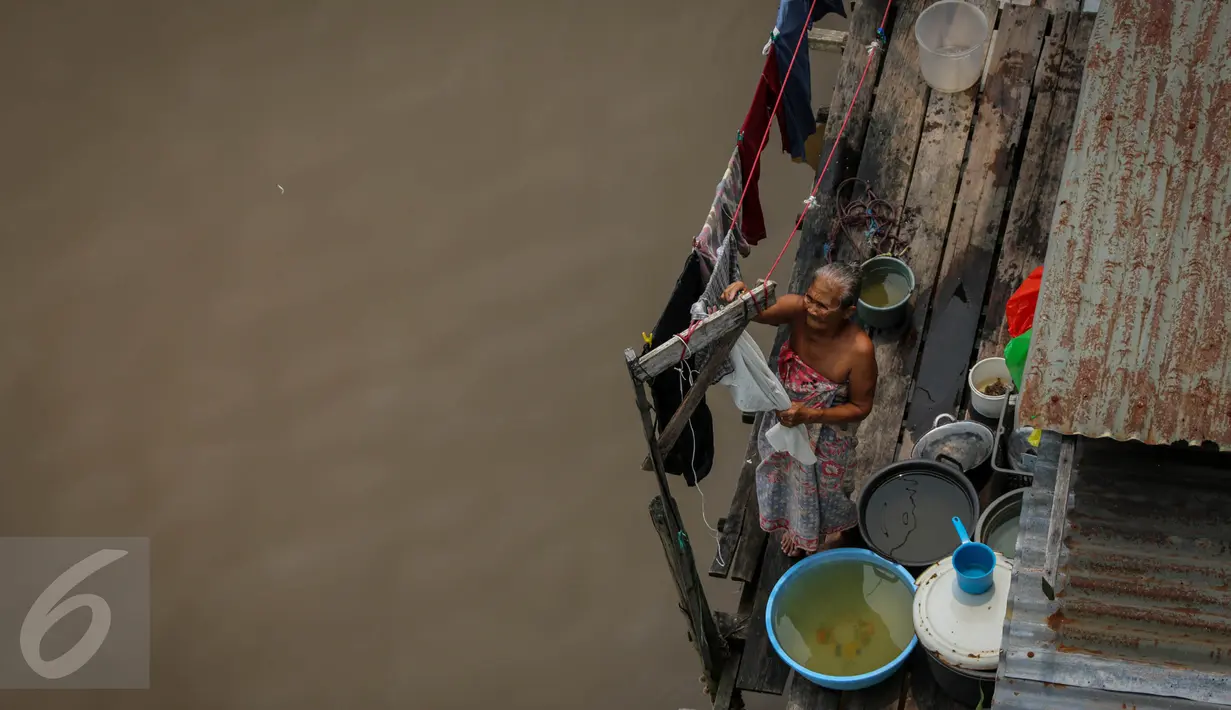 Warga menjemur pakaian di Sungai Kapuas, Pontianak, Kalimantan Barat, Minggu (23/8/2015). Kota Pontianak bakal disulap sejajar dengan kota kelas dunia melalui waterfront city (kota tepi sungai) di sepanjang Sungai Kapuas. (Liputan6.com/Faizal Fanani)
