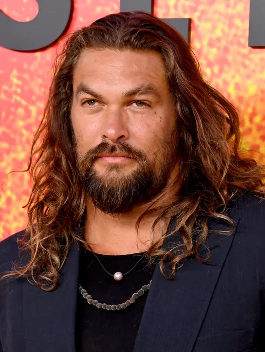 Jason Momoa berpose saat menghadiri pemutaran perdana musim ketiga film "See," di DGA Theater di Los Angeles (23/8/2022). Di See, Momoa memerankan Baba Voss, seorang pejuang tak kenal takut dan pemimpin Suku Alkenny, yang lahir tanpa indera penglihatan. (Jon Kopaloff/Getty Images/AFP)