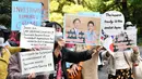 Orang-orang mengambil bagian dalam pawai untuk memprotes pernikahan antara Putri Jepang Mako dan Kei Komuro di Tokyo (26/10/2021). Sejumlah warga Jepang menolak pernikahan keponakan Kaisar Naruhito, Putri Mako, dengan kekasihnya yang merupakan rakyat biasa, Kei Komuro. (AFP/Kazuhiro Nogi)