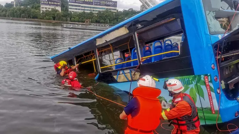 Tim penyelamat bekerja untuk mengangkut bus dari Danau Hongshan di Anshun, China barat daya.