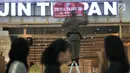 Pengunjung melihat petugas memasang stiker tunggak pajak di salah satu kafe di Green Pramuka Square Mall, Jakarta, Rabu (7/11). Pemilik kios dan kafe di Mall ini sudah tiga kali diberikan peringatan oleh petugas. (Merdeka.com/Iqbal S. Nugroho)