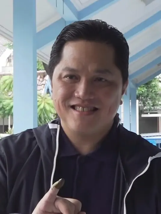 Menteri BUMN, Erick Thohir pamer dua jari usai nyoblos di TPS 17 Tebet mengenakan kaus polo warna biru navy dan jaket hitamnya. [@erickthohir]
