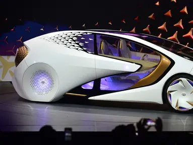 Mobil Toyota Concept-i diluncurkan di CES, Las Vegas, Rabu (4/1). Mobil ini terintegrasi dengan sistem artificial intelligence yang sudah bisa tahu kebutuhan orang, untuk memperbaiki kehidupan sehari-hari. (AFP PHOTO / Frederic)