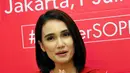 Salah gaya yang ditampilkan Febi Febiola saat Liputan6.com meminta kepadanya untuk berekspresi. Foto diambil pada Rabu (1/7/2015) saat acara buka puasa bersama dengan salah satu produk kecantikan, Jakarta. (Liputan6.com/Panji Diksana)