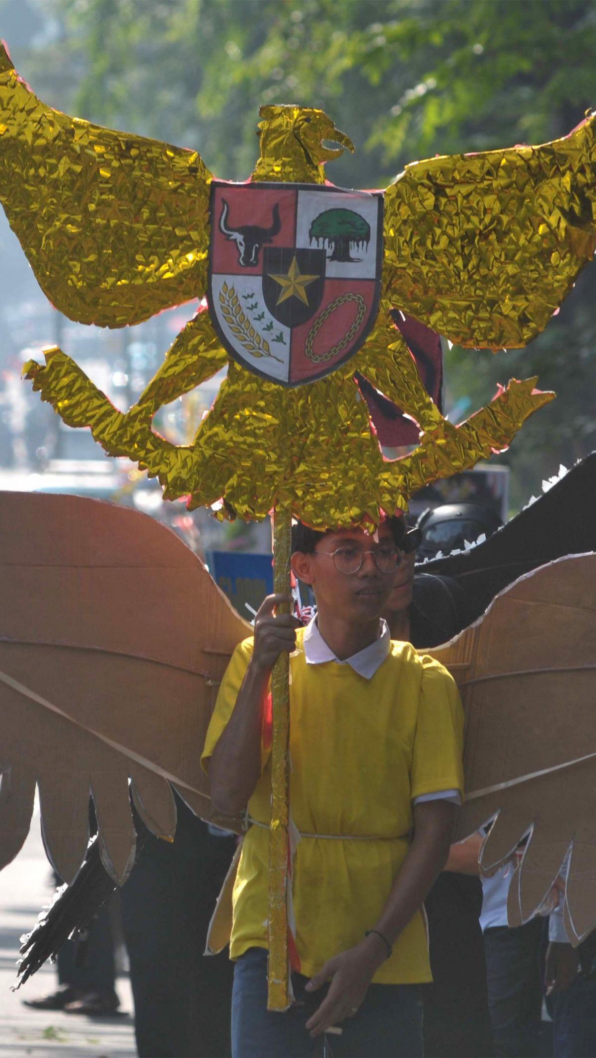Dalam pawai ini, para pelajar tampil dengan berbagai busana, mulai dari baju adat dan tradisional hingga kostum bak pejuang.&nbsp;Foto: Merdeka.com/Imam Buhori