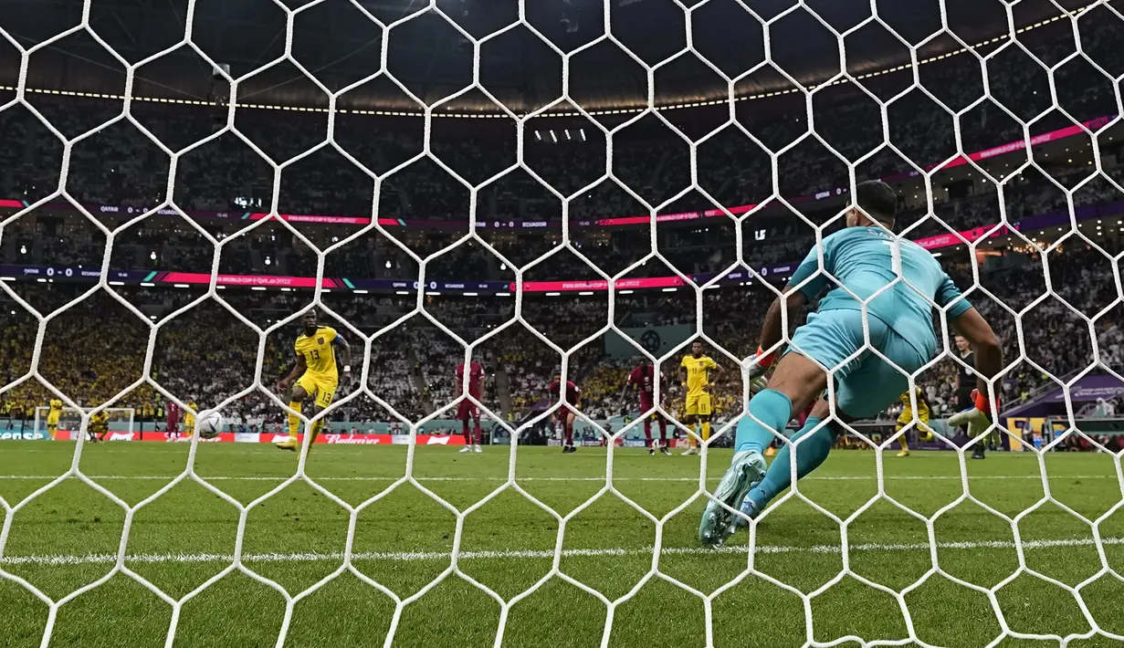 Enner Valencia. Striker sekaligus kapten Timnas Ekuador yang sementara memimpin daftar top skor Piala Dunia 2022 bersama Kylian Mbappe dengan raihan 3 gol ini tercatat sukses membuat satu gol lewat eksekusi penalti pada partai pembuka Piala Dunia 2022 menghadapi tuan rumah Qatar (20/11/2022) di Grup A yang berkesudahan 2-0 untuk kemenangan Ekuador. Penalti terjadi pada menit ke-31 saat Ekuador tengah memimpin 1-0. (AP/Ariel Schalit)