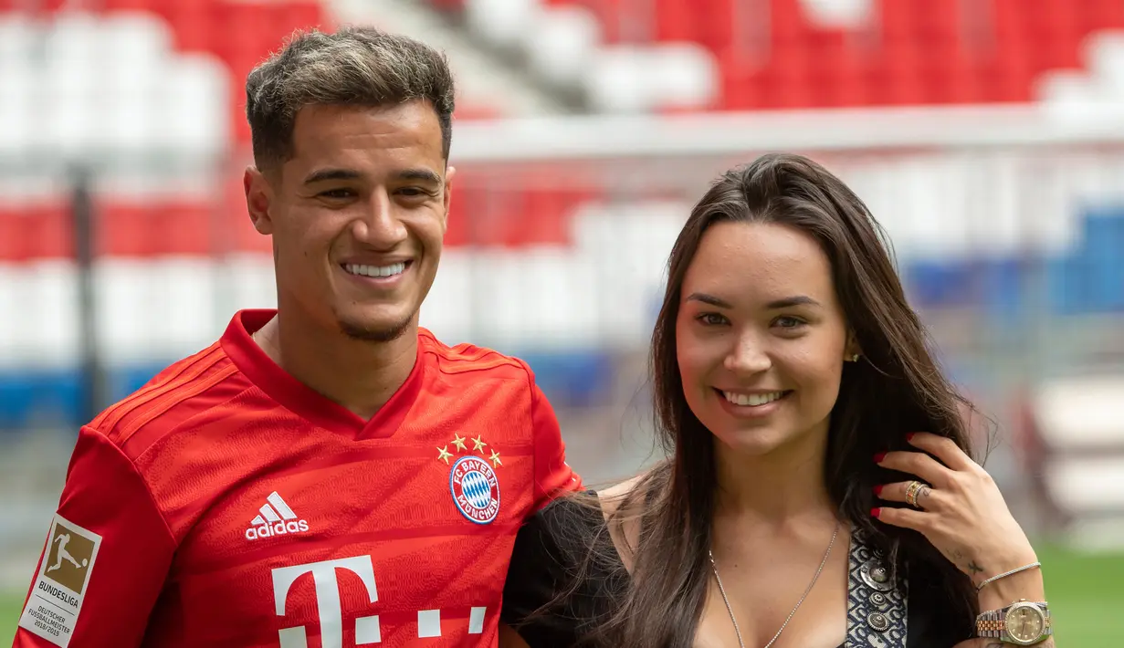Pemain baru Bayern Munchen Philippe Coutinho (kiri) berpose bersama istrinya Aina Coutinho saat presentasi di Munich, Jerman, Senin (19/8/2019). Pemain asal Barcelona tersebut dipinjam Bayern Munchen selama satu musim. (Peter Kneffel/dpa via AP)