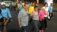 Wapres JK jalan sehat dalam memperingati Hari Donor Darah Sedunia 2015. (Liputan6.com/Ahmad Romadoni)