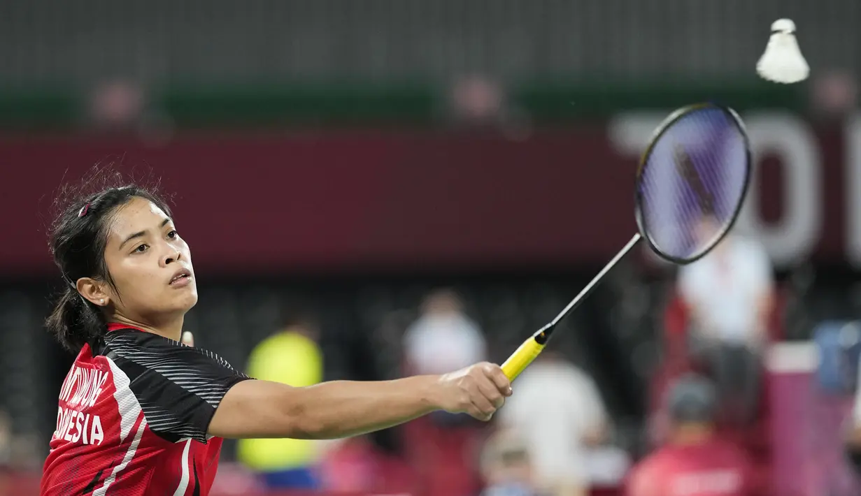 Tunggal putri Indonesia Gregoria Mariska Tunjung mengembalikan kok ke arah pebulu tangkis Thet Htar Thuzar pada laga perdana cabang bulu tangkis Grup M Olimpiade Tokyo 2020 di Musashino Forest Plaza, Minggu (25/7/2021). Gregoria Mariska menang 21-11 dan 21-8. (AP Photo/Markus Schreiber)