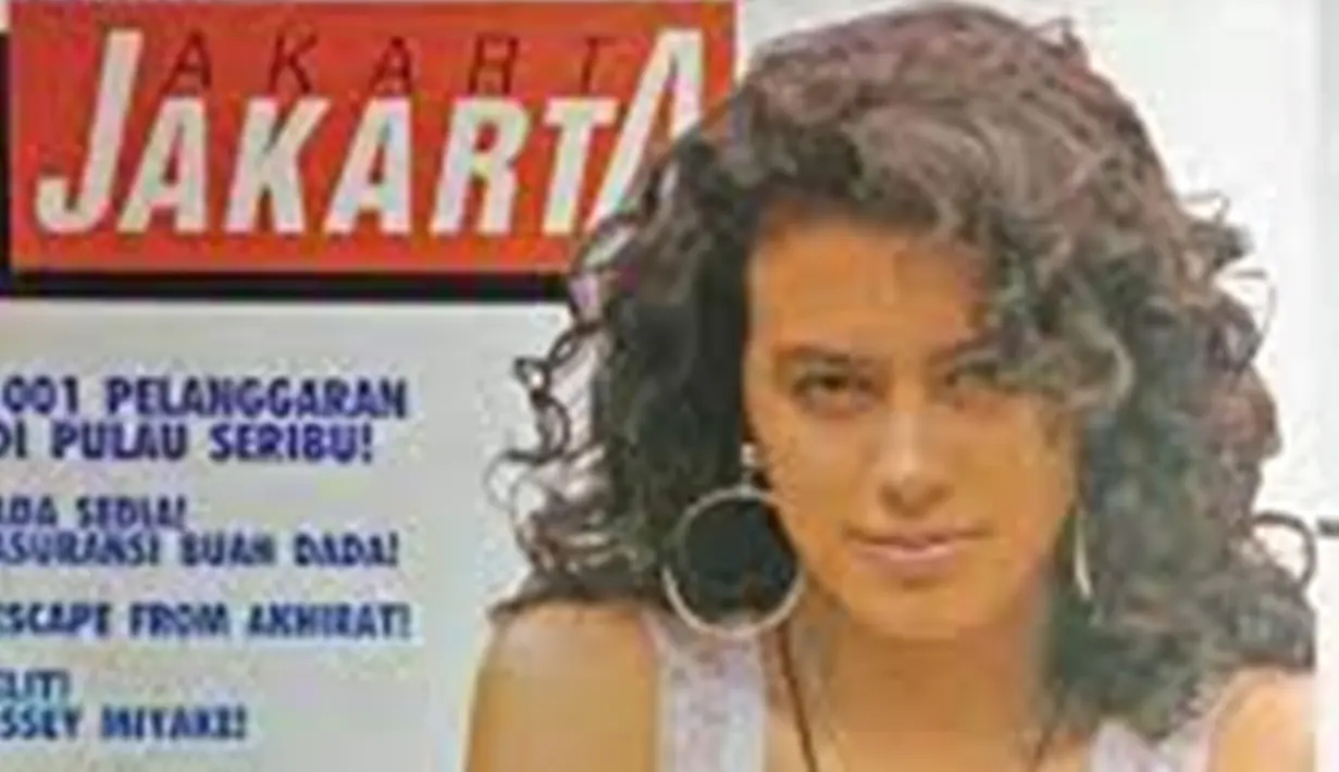 Aktris dan model kelahiran 8 Agustus 1970 ini menjadi primadona model 90-an. Paras Sophia Latjuba dengan rambut keritingnya sukses curi perhatian. Kecantikan Sophia ini membuatnya jadi seleb yang populer kala itu. (Liputan6.com/IG/happymemories85)