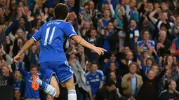 Selebrasi Oscar setelah mencetak gol pada pertandingan sepak bola Liga Utama Inggris antara Chelsea vs Fulham di Stamford Bridge, London (21/09/13). (AFP/Ben Stansall)