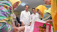 Jokowi ditemani Menkes Budi Gunadi melakukan peninjauan Gerakan Intervensi Serentak Pencegahan Stunting di Bogor pada Selasa, 11 Juni 2024. (Foto BPMI)