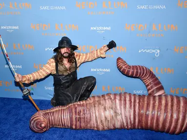 Heidi Klum (kanan) dan suaminya Tom Kaulitz menghadiri pesta Halloween tahunan di Sake No Hana, Moxy Lower East Side, New York, Amerika Serikat, 31 Oktober 2022. Heidi Klum yang dijuluki sebagai Ratu Halloween kembali tampil ekstra tahun ini. (Photo by Evan Agostini/Invision/AP)