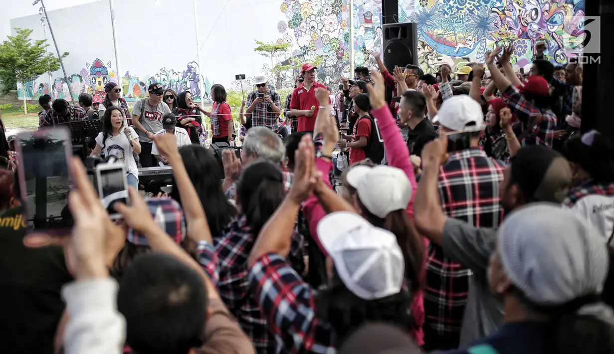 Pendukung setia Basuki Tjahaja Purnama (BTP) atau Ahok, Ahokers berkumpul di RTH Kalijodo, Jakarta, Kamis (24/1). Selain Ahokers, orang-orang yang dulu pernah dibantu Ahok juga datang. (Liputan6.com/Faizal Fanani)