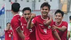 Pemain Timnas Indonesia U-23 merayakan gol yang dicetak oleh Komang Teguh ke gawang Australia pada laga Grup A Piala Asia U-23 2024 di Stadion Abdullah bin Khalifa, Doha, Kamis (18/4/2024). (Dok. PSSI)