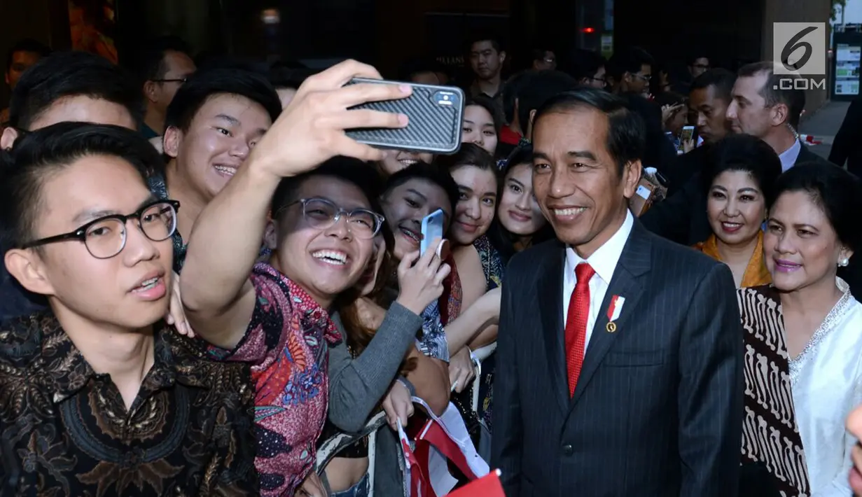 Warga mengambil gambar Presiden Joko Widodo atau Jokowi saat tiba di hotel tempatnya menginap di Sydney, Australia, Jumat (16/3). Kedatangan Jokowi kali ini untuk menghadiri ASEAN-Australia Special Summit 2018. (Liputan6.com/Pool/Biro Pers Setpres)