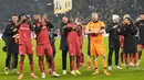 Pelatih Bayer Leverkusen, Xabi Alonso bersama para pemain merayakan kemenangan atas Bayern Munchen pada laga lanjutan Bundesliga 2024/2025 di Signal Iduna Park, Dortmund, Jerman, Sabtu (11/01/2025) WIB. (AP Photo/Martin Meissner)