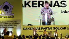 Wapres Jusuf Kalla atau JK memberi sambutan dalam Rakernas Partai Golkar di Jakarta, Kamis (22/3). JK memberi pengarahan kepada seluruh kader Partai Golkar. (Liputan6.com/JohanTallo)
