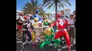 Sekelompok peserta parade mengenakan kostum Power Ranger saat mengikuti International Carnaval of Maspalomas, Spanyol, Sabtu (24/05/2014) (AFP PHOTO/MARTIN DESIREE)