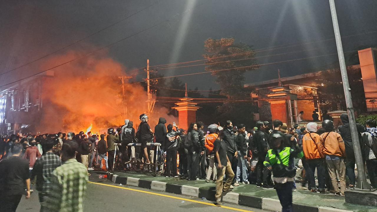 Demo Ricuh di Polda DIY, Mobil Hingga ATM Dirusak Massa
