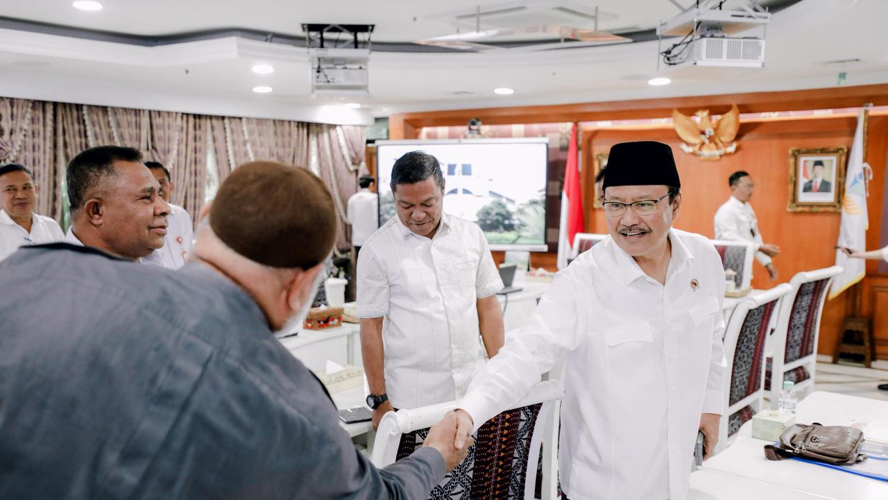 Menteri Sosial Saifullah Yusuf saat audiensi bersama Bupati Fakfak Samaun Dahlan & Bupati Flores Timur Antonius Doni Dihen