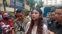 Dewi Perssik laporkan haters ke Polres Depok (Liputan6.com/ M. Altaf Jauhar)