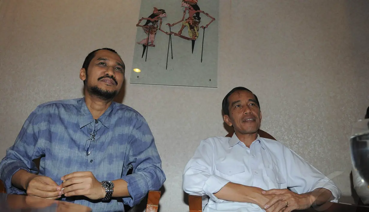 Jokowi tampak mengenakan kemeja warna putih khasnya, sedangkan Samad tampak mengenakan kemeja warna biru lengan panjang. (Liputan6.com/Herman Zakharia)