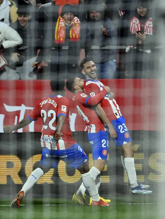 <p>Atletico tak menyerah begitu saja. Morata mampu menipiskan jarak lewat golnya di menit ke-44. Sebelum turun minum, Morata sempat mencetak gol ketiganya sebelum dianulir VAR. (Pau BARRENA/AFP)</p>