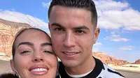 Keduanya tampil serasi dengan outfit monokrom. Ronaldo dengan sweater monokrom, dan Rodriguez mengenakan puffy coat hitam. [@georginagio/@cristiano]