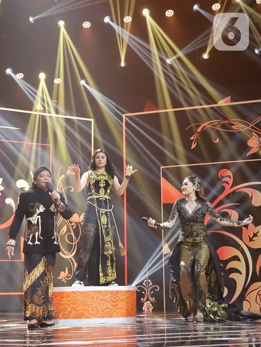 Penampilan penyanyi campursari Didi Kempot (kiri) bersama Nella Kharisma (kanan) dan Sintya Marisca dalam Shopee 12.12 Birthday Sale di kawasan Kebon Jeruk, Jakarta, Kamis (12/12/2019). Didi Kempot membawakan lagu Pamer Bojo, Sewu Kutho, Bayu Langit, dan lain-lain. (Fimela.com/Bambang E. Ros)