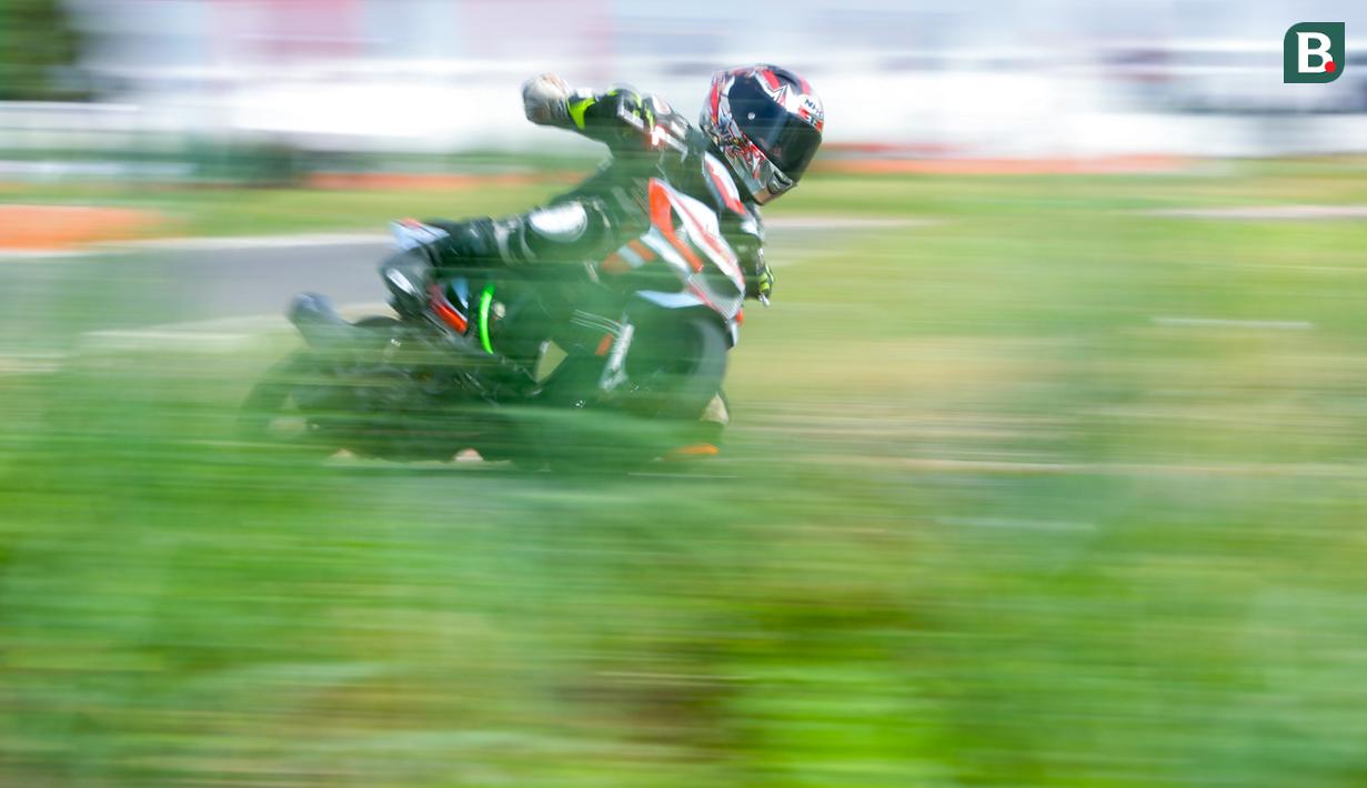 Ajang ini tidak hanya sarat dengan beragam sensasi aksi balap yang memberikan hiburan penuh adrenalin tapi juga menjadi sarana menjaring bibit baru berkualitas yang akan mengharumkan nama bangsa pada kancah balap yang lebih tinggi. (Bola.com/M Iqbal Ichsan)