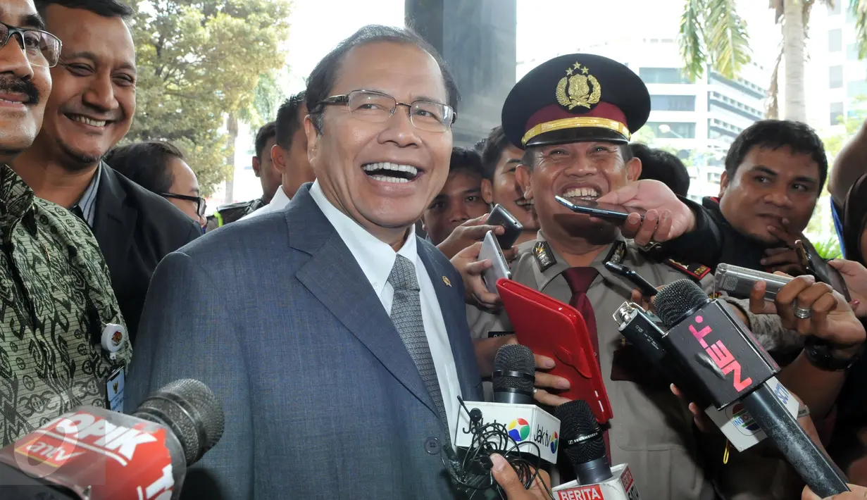 Menko Bidang Maritim dan Sumber Daya Rizal Ramli memberi keterangan saat tiba di kantor KPK, Jakarta, Senin (12/10). Kedatangannya ini dilakukan untuk menyerahkan laporan harta kekayaan ke KPK. (Liputan6.com/Helmi Afandi)
