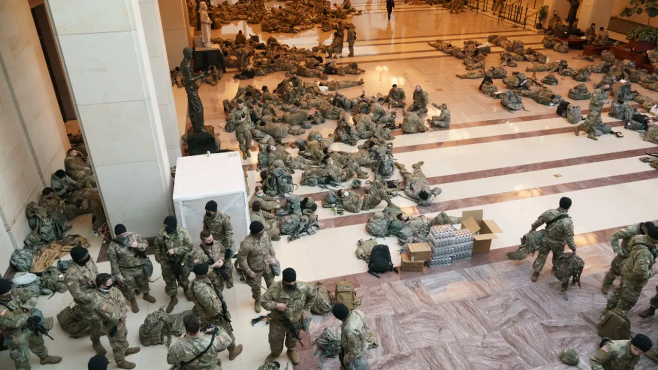 Garda Nasional AS yang sudah memadati bagian dalam gedung untuk berjaga-jaga. Sembari menunggu momen pelatikan Joe Biden, sesekali mereka bergantian beristirahat (AP)