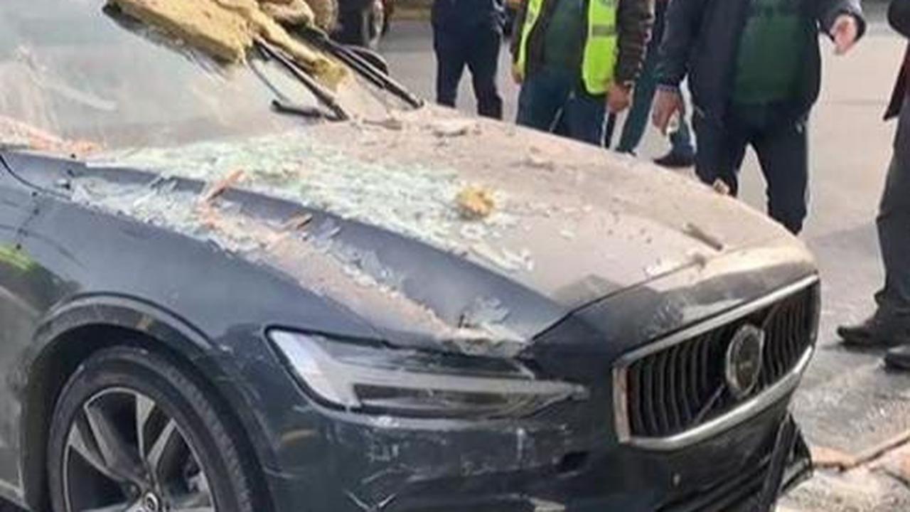 Volvo S60 tampak hanya lecet di bumper depan. Fascia sedan PHEV ini hanya baret-baret. Bumper masih utuh, gril juga. Semua tidak rusak. <br>Yang rusak dari tabrakan ini hanya plat nomornya saja yang terlepas.