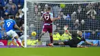 Kiper Aston Villa, Emiliano Martinez (kanan) menghalau tendangan dari pemain Everton, Dominic Calvert-Lewin pada laga lanjutan Liga Inggris 2023/2024 di Goodison Park, Liverpool, Inggris, Minggu (14/01/2024) malam WIB. (AP Photo/Jon Super)