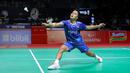 Pebulu tangkis tunggal putra Indonesia, Anthony Ginting berusaha mengembalikan kok ke arah wakil Thailand, Kantaphon Wangcharoen dalam babak kualifikasi Indonesia Masters 2026 di Istora, Senayan, Selasa (20/01/2026). (Bola.com/Bagaskara Lazuardi)