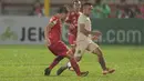 Irfan Jaya (kanan) menutup ruang tembak pemain Persija Jakarta, Ismed Sofyan pada laga Gojek Liag 1 bersama Bukalapak di Stadion PTIK, Jakarta (26/6/2018). Persija dan Persebaya bermain imbang 1-1. (Bola.com/Nick Hanoatubun)