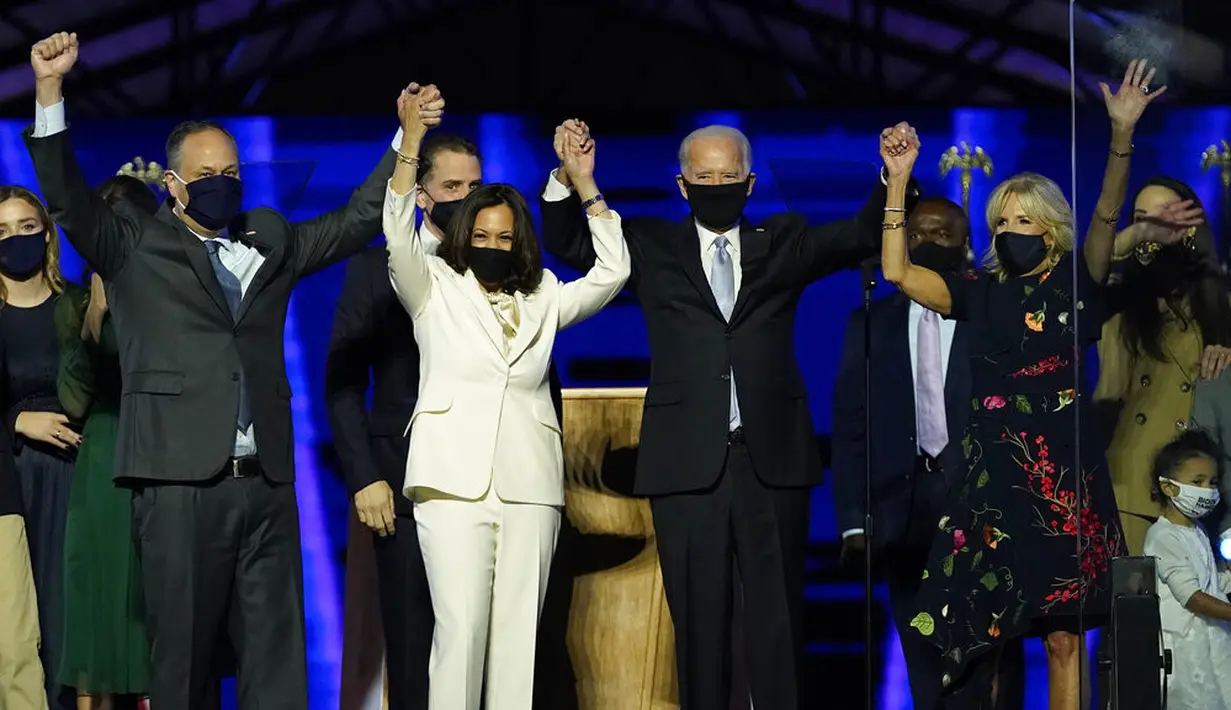 Presiden terpilih Joe Biden (kedua kanan) dan istrinya Jill Biden (kanan) bersama Wakil Presiden terpilih Kamala Harris (kedua kiri) dan suaminya Doug Emhoff (kiri) saat menyampaikan pidato kemenangan Pilpres AS 2020 di Wilmington, Delaware, AS, Sabtu (7/11/2020). AP Photo/Andrew Harnik, Pool)