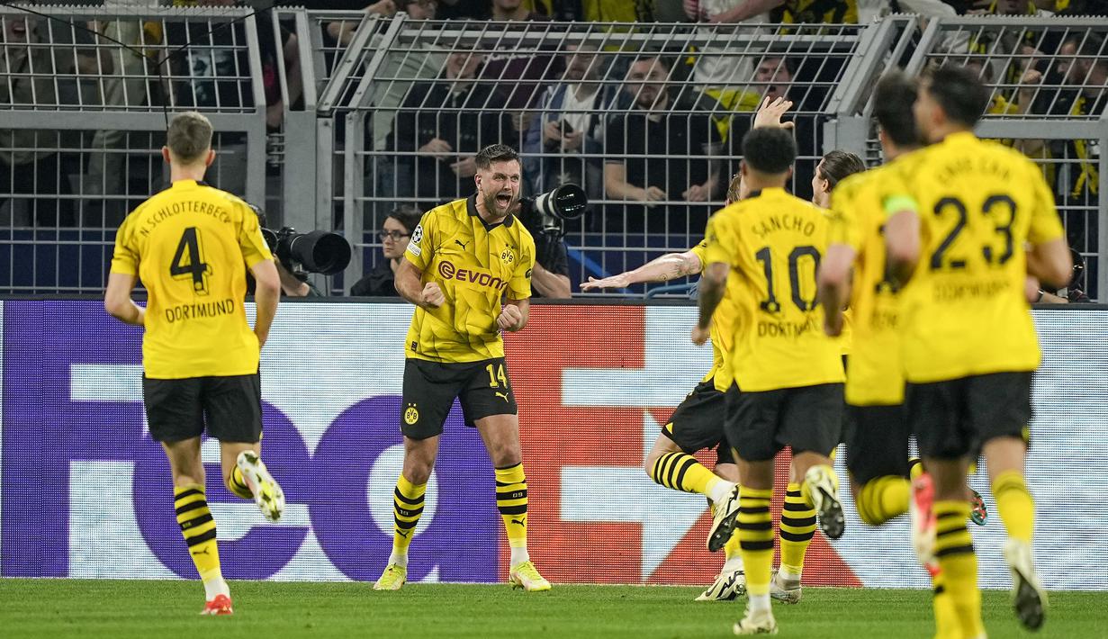 Selebrasi para pemain Borussia Dortmund merayakan gol ke gawang PSG ynag dicetak Niclas Fullkrug (tengah) pada laga leg pertama semifinal Liga Champions 2023/2024 di Signal Iduna Park Stadium, Dortmund, Rabu (1/5/2024). (AP Photo/Martin Meissner)