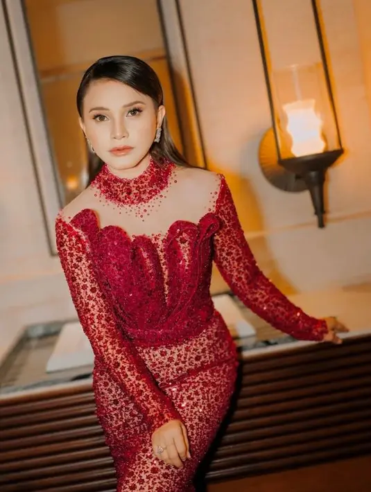Di usianya yang kini sudah 45 tahun, Rossa pun tetap tampil awet muda serta stylish. Ia pun memesona mengenakan dress body merah berpayet. Ia pun sudah menjadi sosok yang berhasil mendidik anaknya meski sambil mengejar cita-cita atau passion. [@itsrossa910]