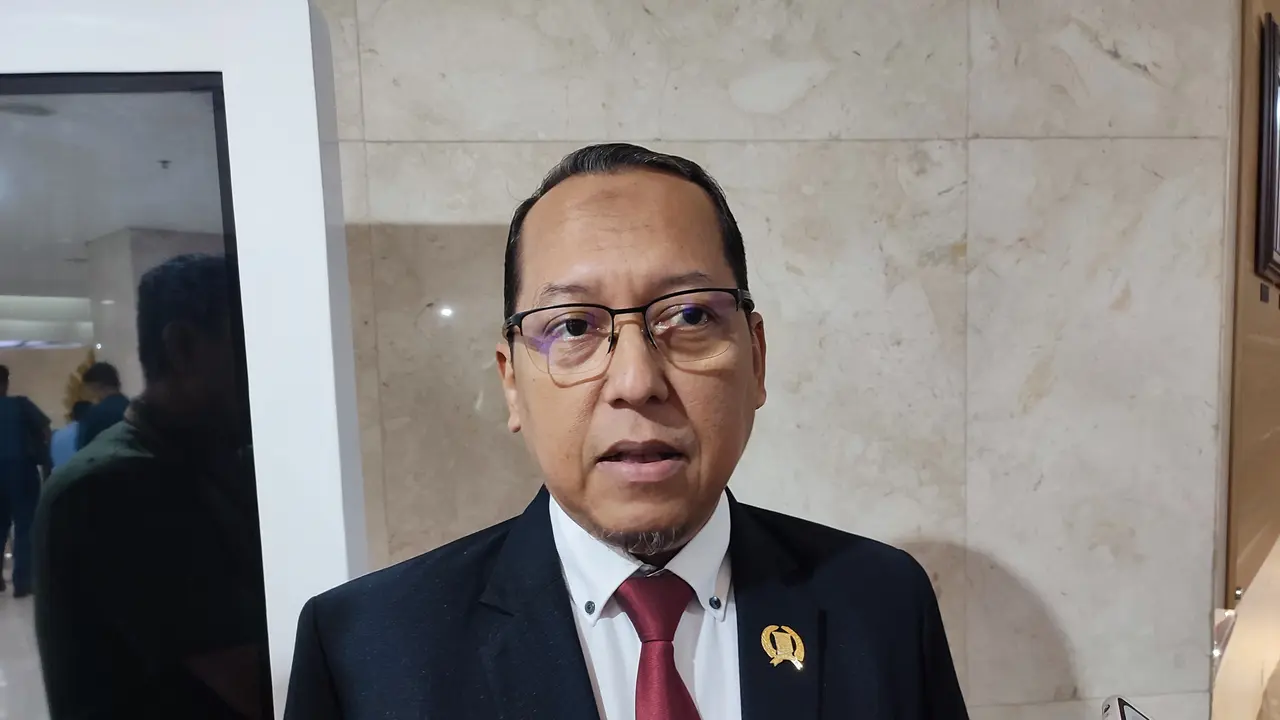 Anggota Komisi B DPRD DKI Jakarta, Ismail saat menjawab pertanyaan sejumlah wartawan. (Istimewa)