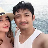 "Banyak kan artis laim yang foto kaya gini, baru mb dp yg foto heboh," tulis mariasugiantara. "Romantis sama suaminya biarkan Aja so what," tulis gunawan7416. "Mmi depe mesra banget jdi baper niiihh😚😚," tulis nur602555037. (Instagram/anggawijaya88)