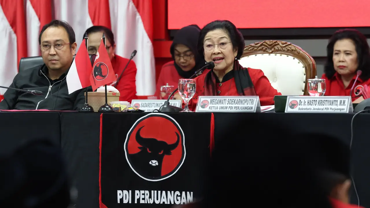 Ketua Umum DPP PDI Perjuangan, Megawati Soekarnoputri memberikan pengarahan di acara Pengarahan Kepala Daerah PDIP yang terpilih di Pilkada 2024, yang dilaksanakan di Sekolah Partai, Lenteng Agung, Jakarta Selatan, pada Rabu (19/2/2025).