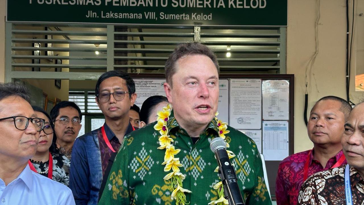CEO Tesla dan Space X Elon Musk dalam peresmian peluncuran Starlink di salah satu puskesmas di Denpasar, Minggu (19/5/2024). (Liputan6/Benedikta Miranti)