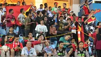 Suporter Timnas Timor Leste U-16 di Stadion Gelora Delta, Sidoarjo, saat laga melawan Indonesia di Piala AFF U-16 2018 (4/8/2018). (Bola.com/Aditya Wany)