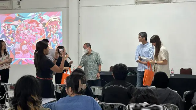 Kolaborasi dua seniman asal Indonesia dan Australia dalam membuat mural untuk memperingati hubungan diplomatik kedua negara. (Liputan6/Benedikta Miranti)
