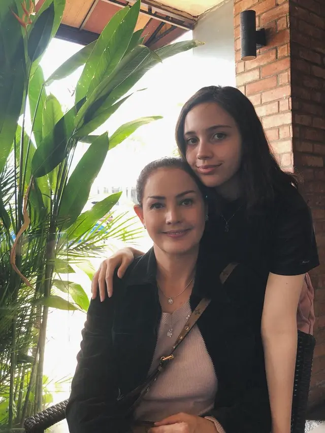 Ikuti Jejak Orang Tua, Ini 6 Potret Artis Senior Tanah Air Bareng Anak Perempuannya